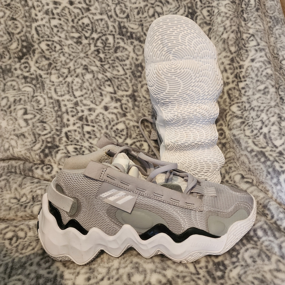 Womens addidas lightstrike  basketball shoes